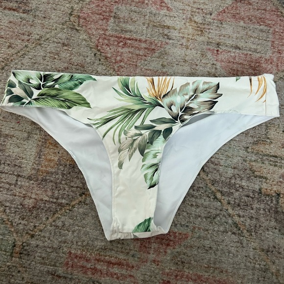 Rip curl leaf pattern bottoms - Picture 1 of 2